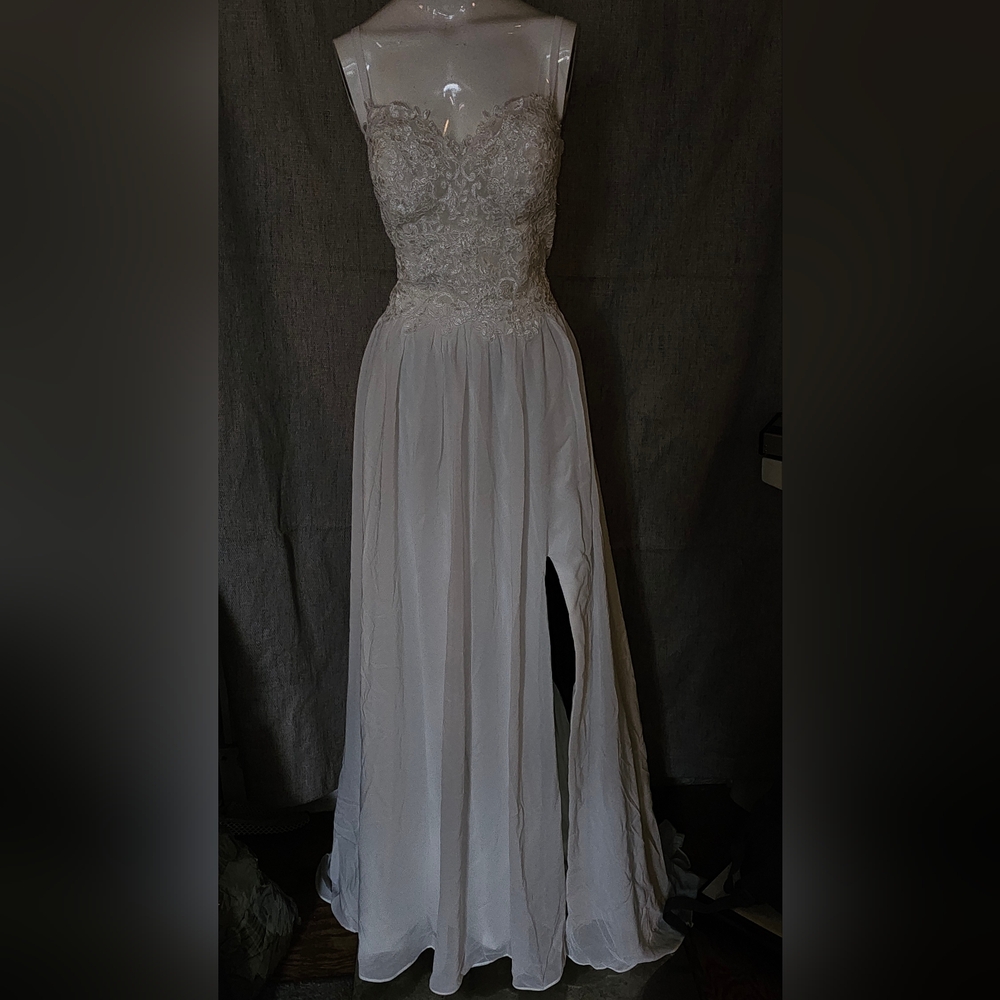 Elegant White Lace Evening Wedding Gown